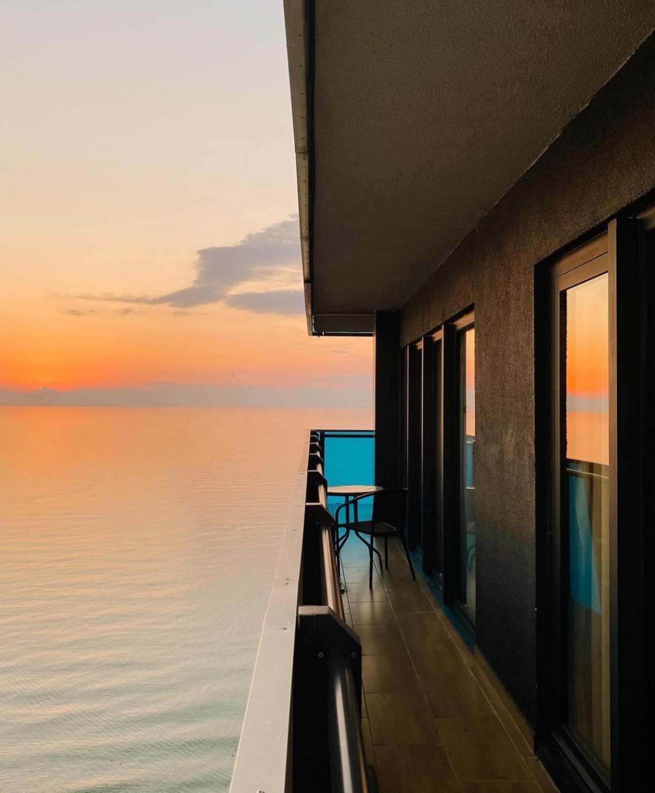 Luxury Panorama Sea View Apartment & Central Batumi Exterior photo